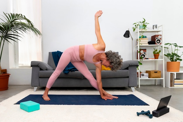 Foto gratuita vista lateral mujer haciendo ejercicio en casa