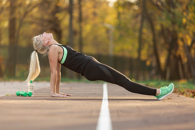 Foto gratuita vista lateral mujer haciendo ejercicios de fitness