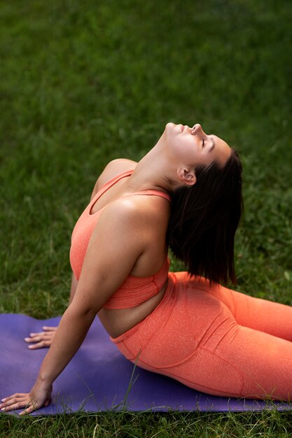 Vista lateral mujer haciendo yoga