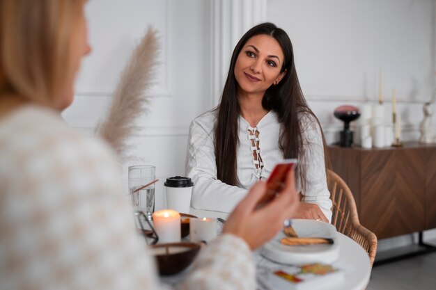 Foto gratuita vista lateral mujer leyendo tarot