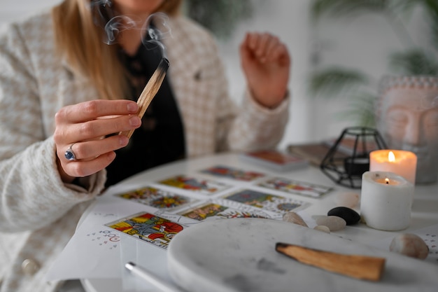 Vista lateral mujer leyendo tarot