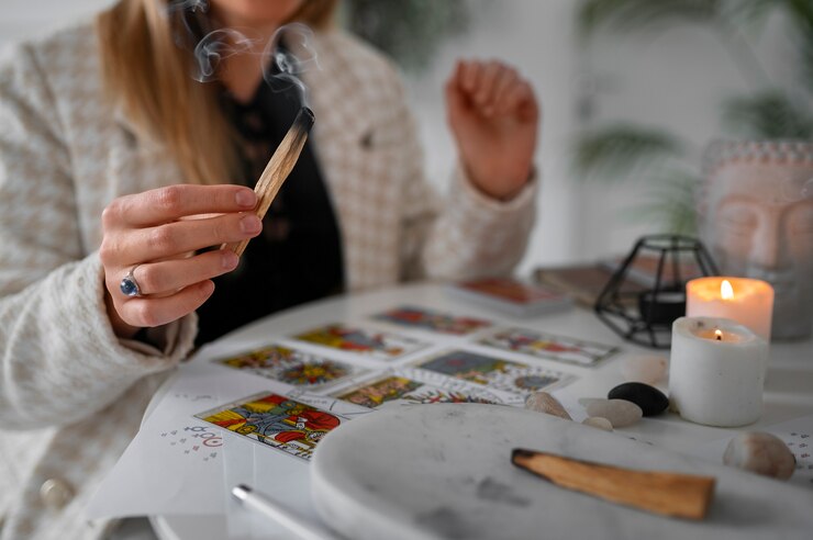 Foto gratuito vista lateral mujer leyendo tarot