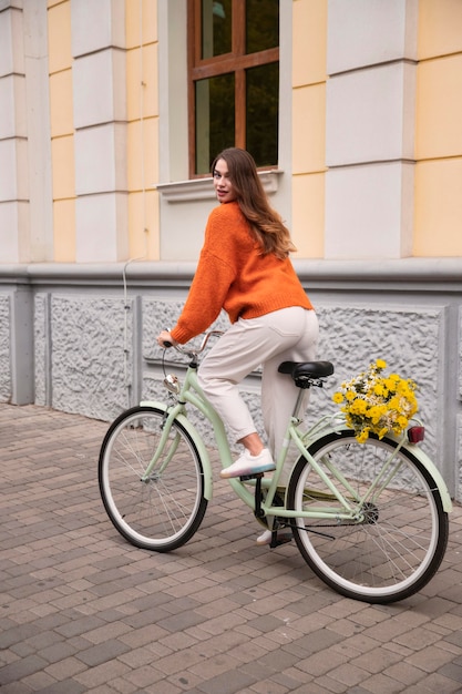 Foto gratuita vista lateral de la mujer montando bicicleta al aire libre