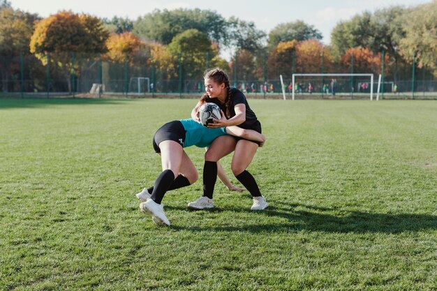 Vista lateral mujer mujer jugando rugby