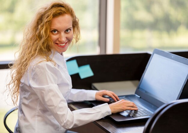 Vista lateral, mujer de negocios, trabajando