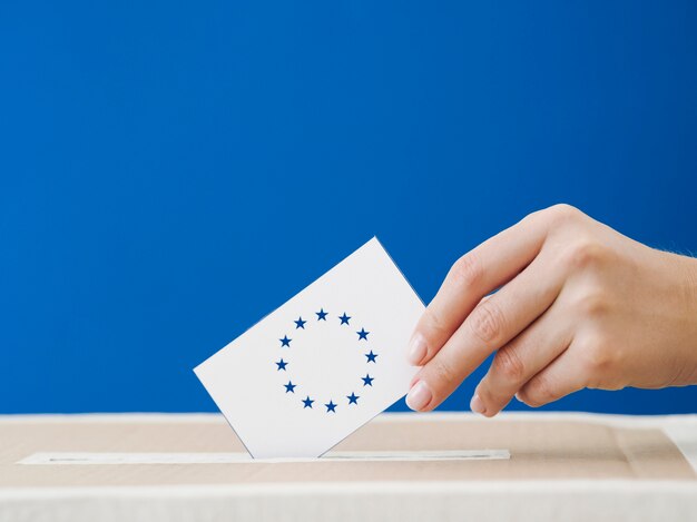 Vista lateral mujer participando en las elecciones europeas