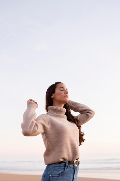 Foto gratuita vista lateral de la mujer en la playa con espacio de copia