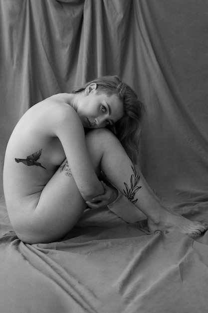 Foto gratuita vista lateral mujer posando desnuda