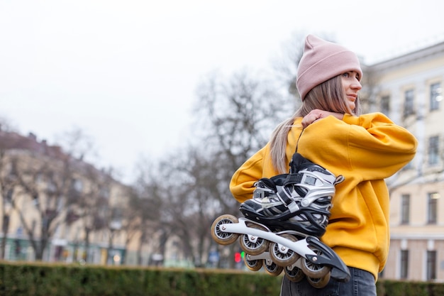 Foto gratuita vista lateral de la mujer que llevaba patines