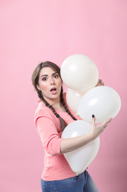 Foto gratuita vista lateral de la mujer que sostiene los globos con espacio de copia