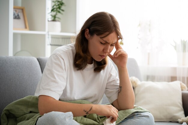 Vista lateral mujer que sufre de alergia