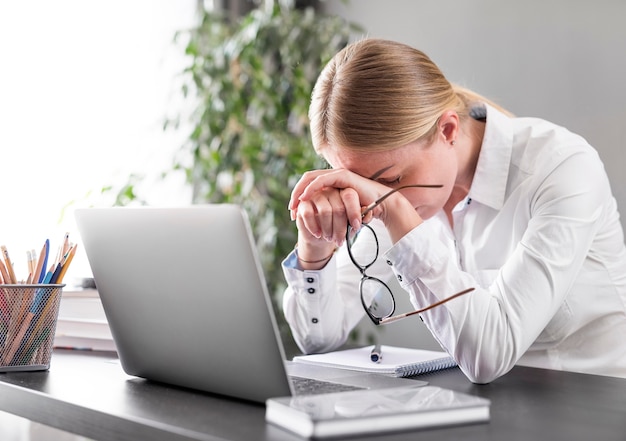 Vista lateral mujer que tiene un dolor de cabeza antes de clase