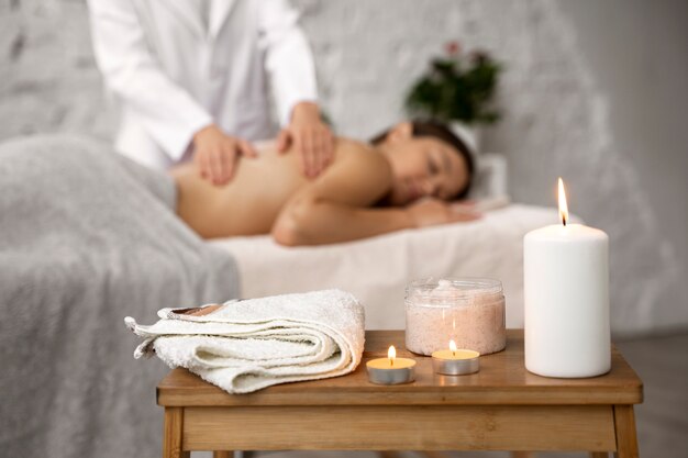 Vista lateral mujer recibiendo masajes en el spa