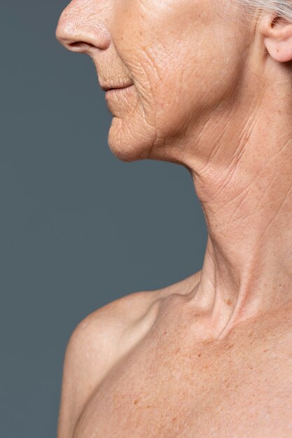 Vista lateral de mujer senior de textura de piel normal