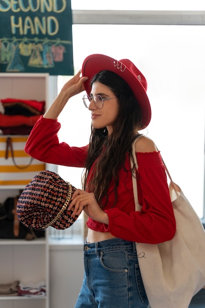 Foto gratuita vista lateral mujer con sombrero rojo
