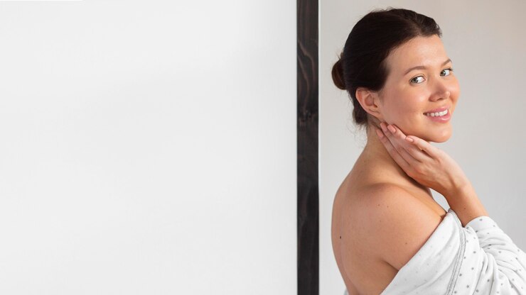 Foto gratuito vista lateral de la mujer sonriente en bata de baño después del cuidado personal
