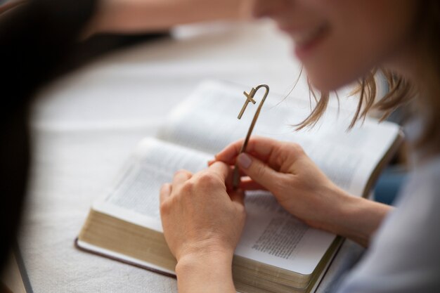 Vista lateral mujer sonriente con biblia