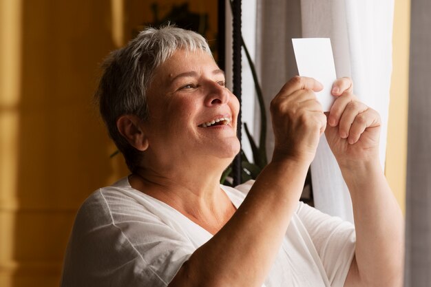 Vista lateral mujer sonriente con boleto