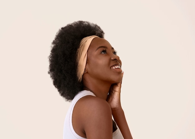 Foto gratuita vista lateral mujer sonriente con cabello afro posando
