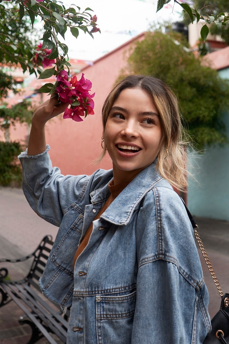 Foto gratuito vista lateral mujer sonriente con flores