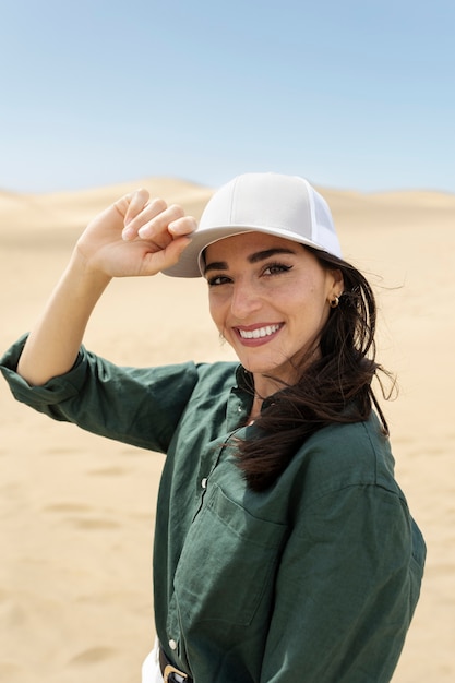 Foto gratuita vista lateral mujer sonriente con sombrero de camionero