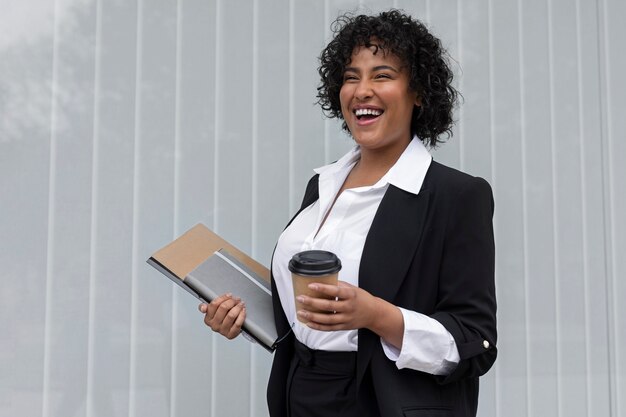 Vista lateral mujer sonriente con taza de café