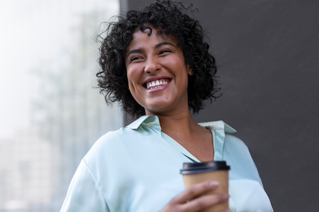 Vista lateral mujer sonriente con taza de café