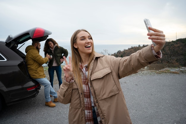 Foto gratuita vista lateral mujer sonriente tomando selfie