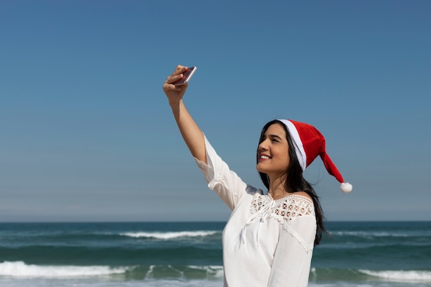 Foto gratuita vista lateral mujer sonriente tomando selfie