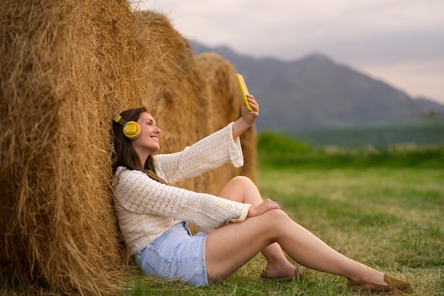 Foto gratuita vista lateral mujer sonriente tomando selfie