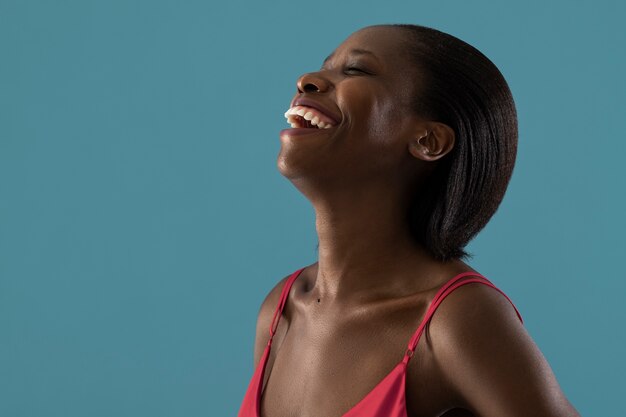 Foto gratuita vista lateral mujer sonriente con vestido rojo