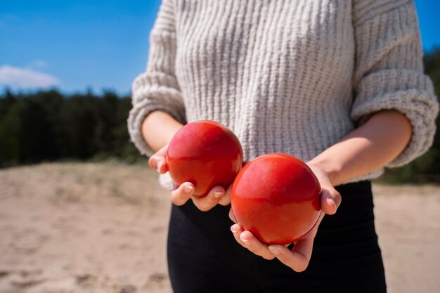 Foto gratuita vista lateral mujer sosteniendo bolas rojas