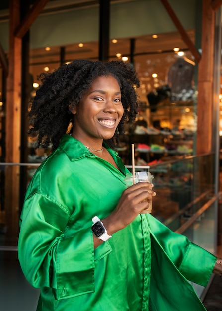 Foto gratuita vista lateral mujer sosteniendo café helado