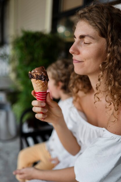 Vista lateral mujer sosteniendo cono de helado