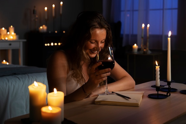 Vista lateral mujer sosteniendo copa de vino