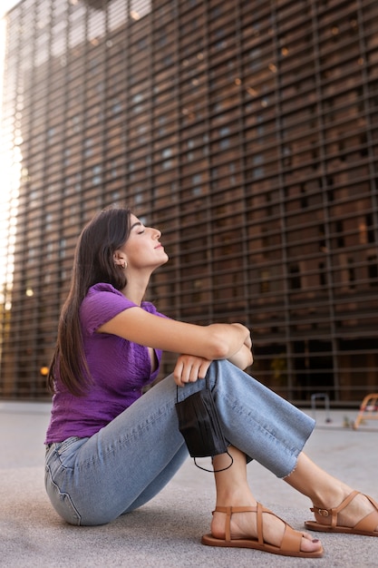 Foto gratuita vista lateral mujer sosteniendo máscara