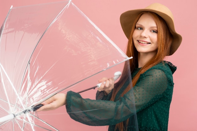 Vista lateral mujer sosteniendo paraguas