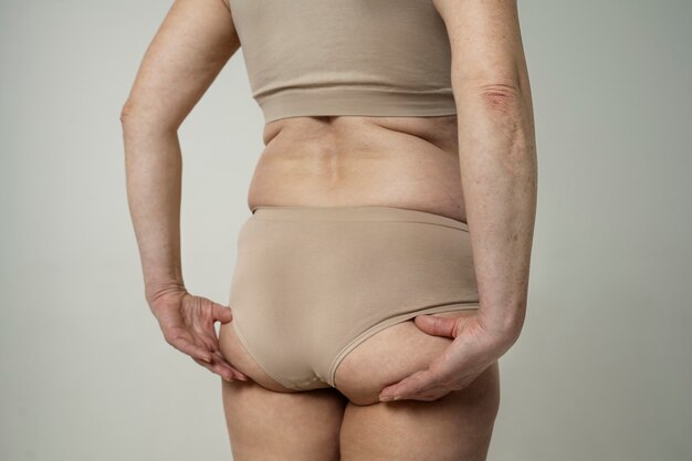 Vista lateral mujer sosteniendo partes del cuerpo
