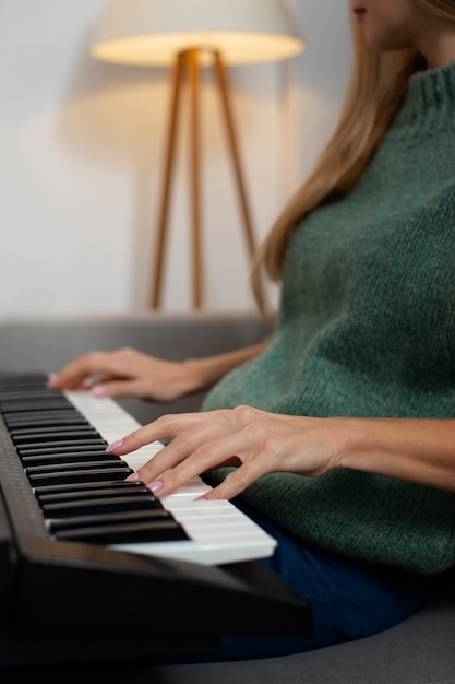 Foto gratuita vista lateral mujer tocando el piano