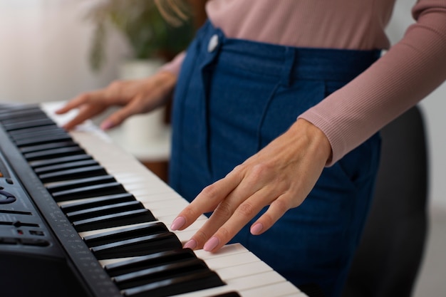 Foto gratuita vista lateral mujer tocando el piano