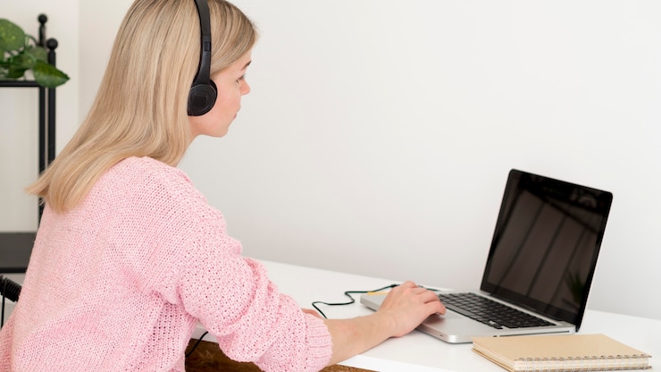 Foto gratuito vista lateral mujer trabajando con auriculares en