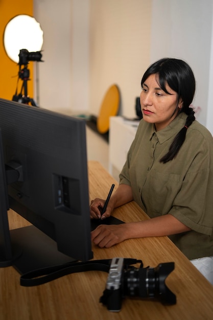 Foto gratuita vista lateral mujer trabajando como fotógrafa