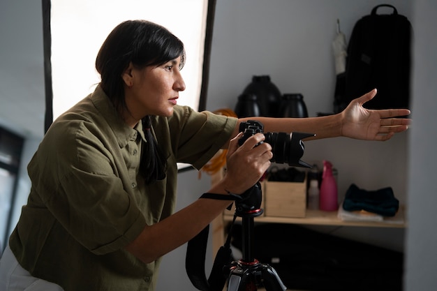 Foto gratuita vista lateral mujer trabajando como fotógrafa