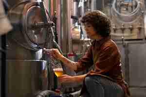 Foto gratuita vista lateral mujer trabajando en fábrica de cerveza