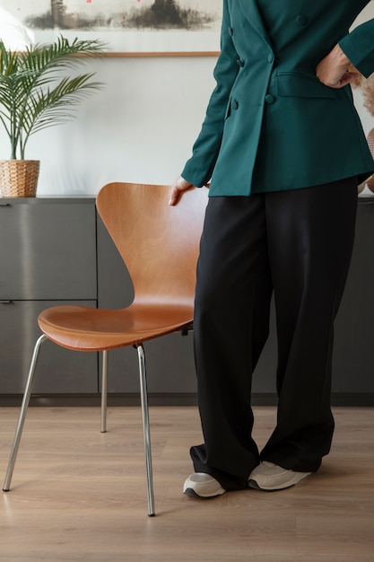 Foto gratuita vista lateral de una mujer trabajando en una oficina