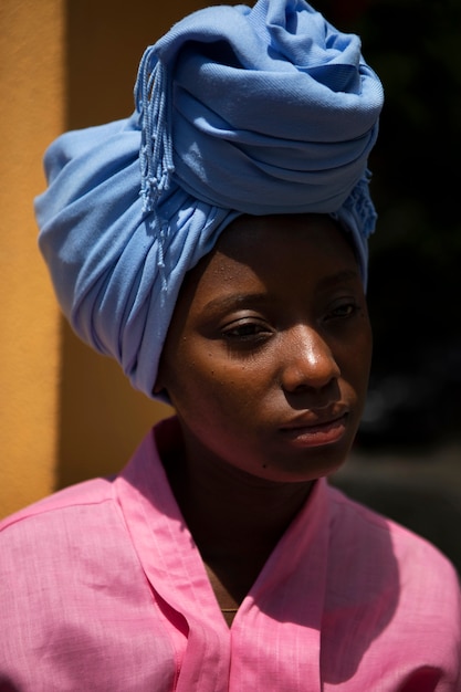 Foto gratuita vista lateral mujer vistiendo hijab