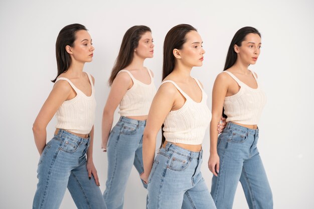 Vista lateral de mujeres en camisetas sin mangas y jeans