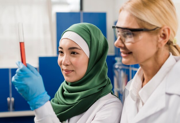 Vista lateral de mujeres científicas en el laboratorio trabajando