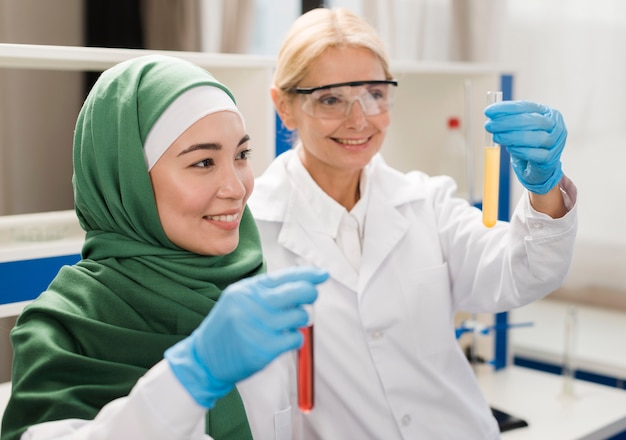 Vista lateral de mujeres científicas en el laboratorio.