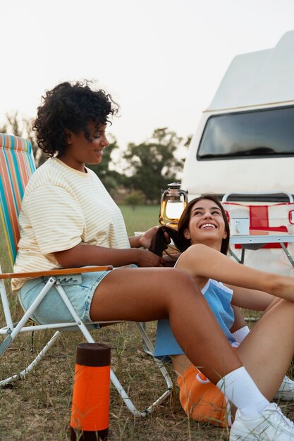 Vista lateral de mujeres felices al aire libre